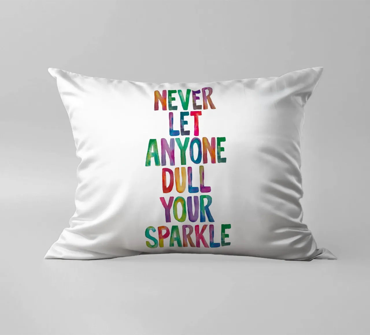 Non permettere mai a nessuno di spegnere il tuo splendore Tipografia arcobaleno Des cuscino da THE MOTIVATED TYPE