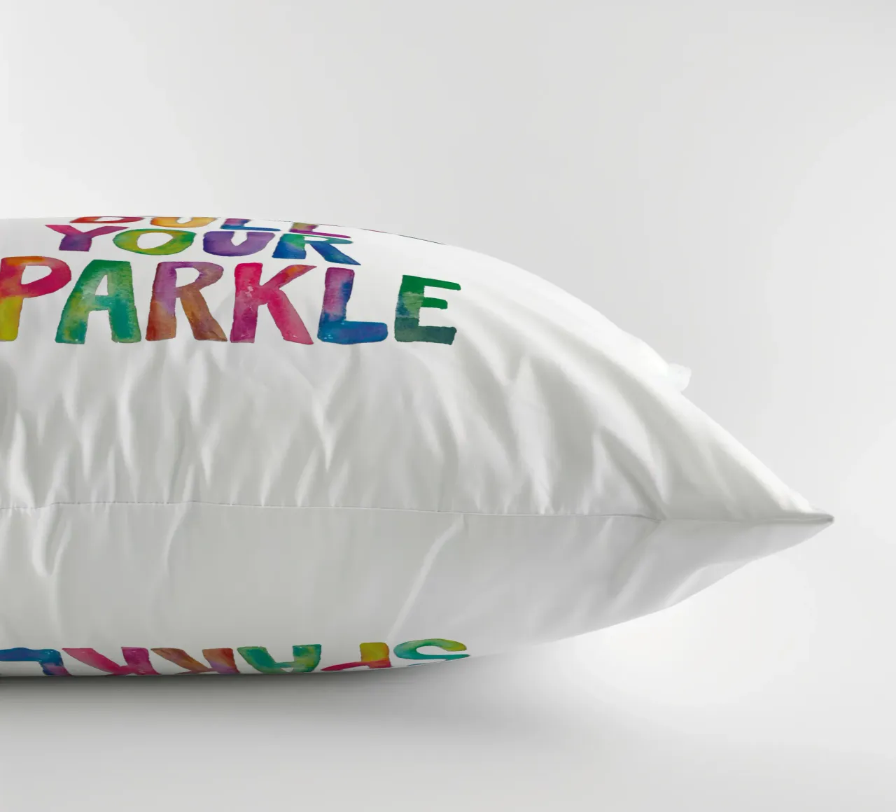Non permettere mai a nessuno di spegnere il tuo splendore Tipografia arcobaleno Des cuscino da THE MOTIVATED TYPE