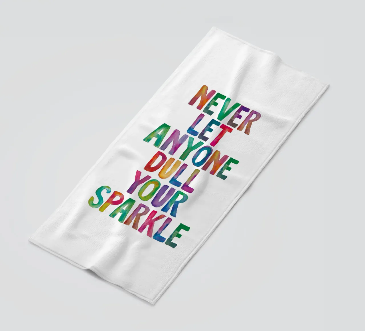 Non permettere mai a nessuno di spegnere il tuo splendore Tipografia arcobaleno Des telo mare da THE MOTIVATED TYPE