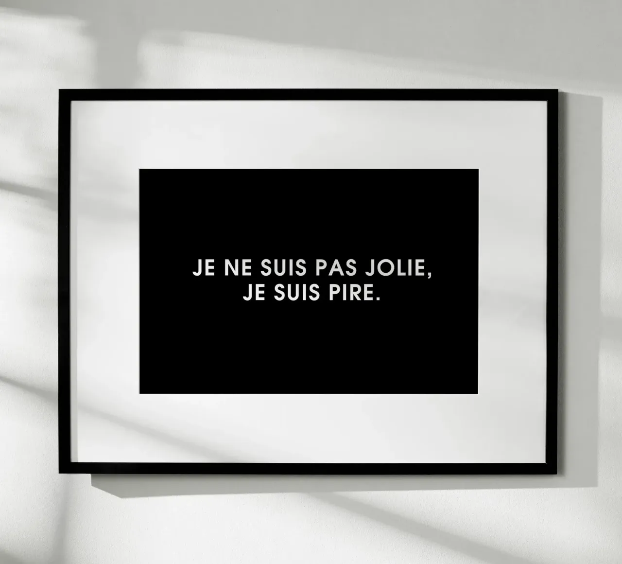 Je ne suis pas jolie, je suis pire - Black poster con telaio in plastica da Intertitres