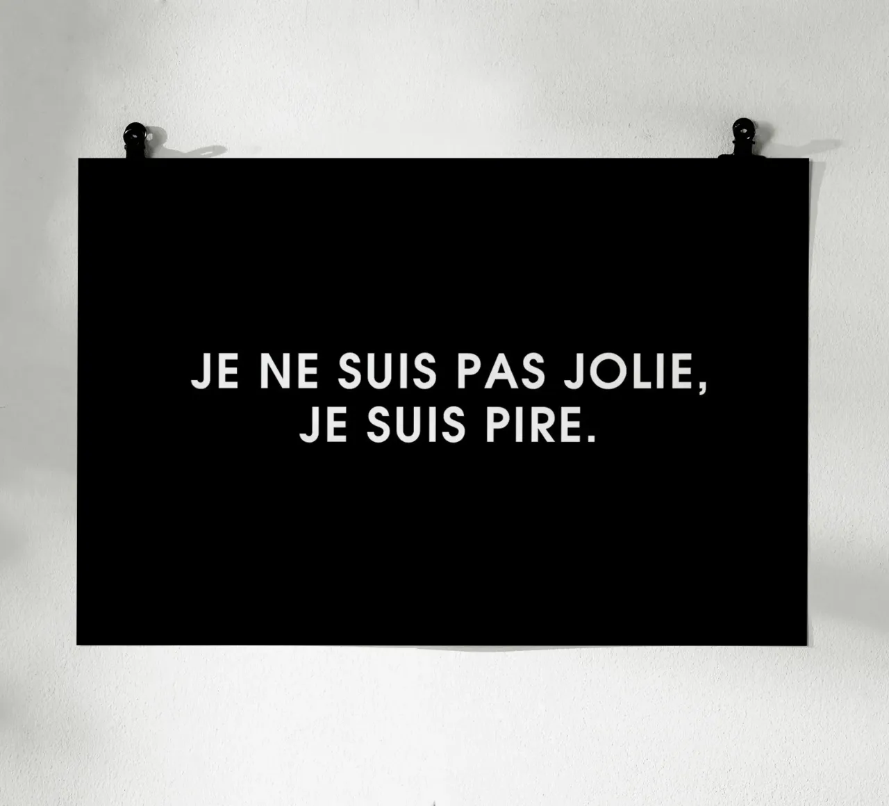 Je ne suis pas jolie, je suis pire - Black poster con telaio in plastica da Intertitres