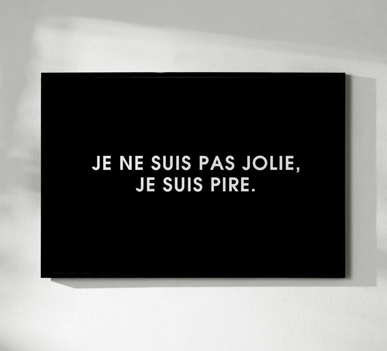 Je ne suis pas jolie, je suis pire - Black poster con telaio in plastica da Intertitres