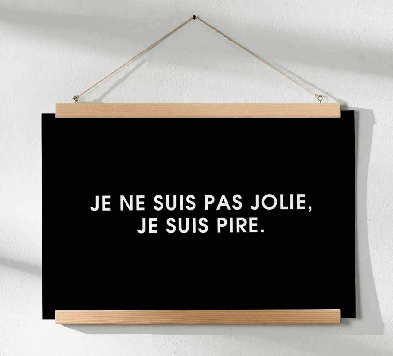 Je ne suis pas jolie, je suis pire - Black poster con telaio in plastica da Intertitres