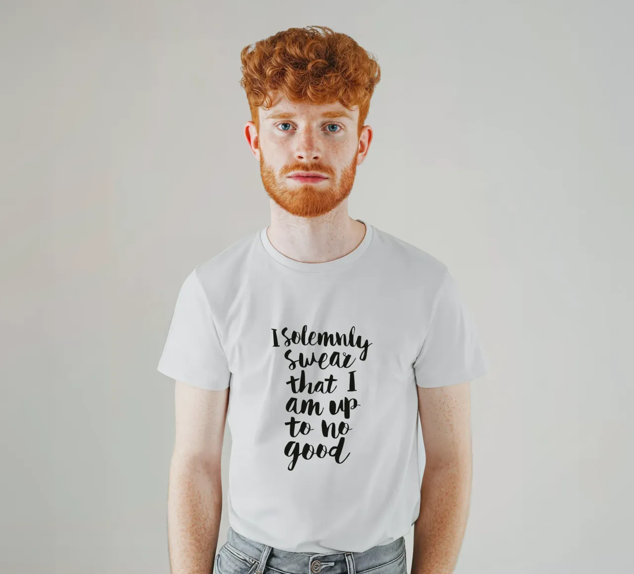 Giuro solennemente che non sto combinando nulla di buono t-shirt da THE MOTIVATED TYPE