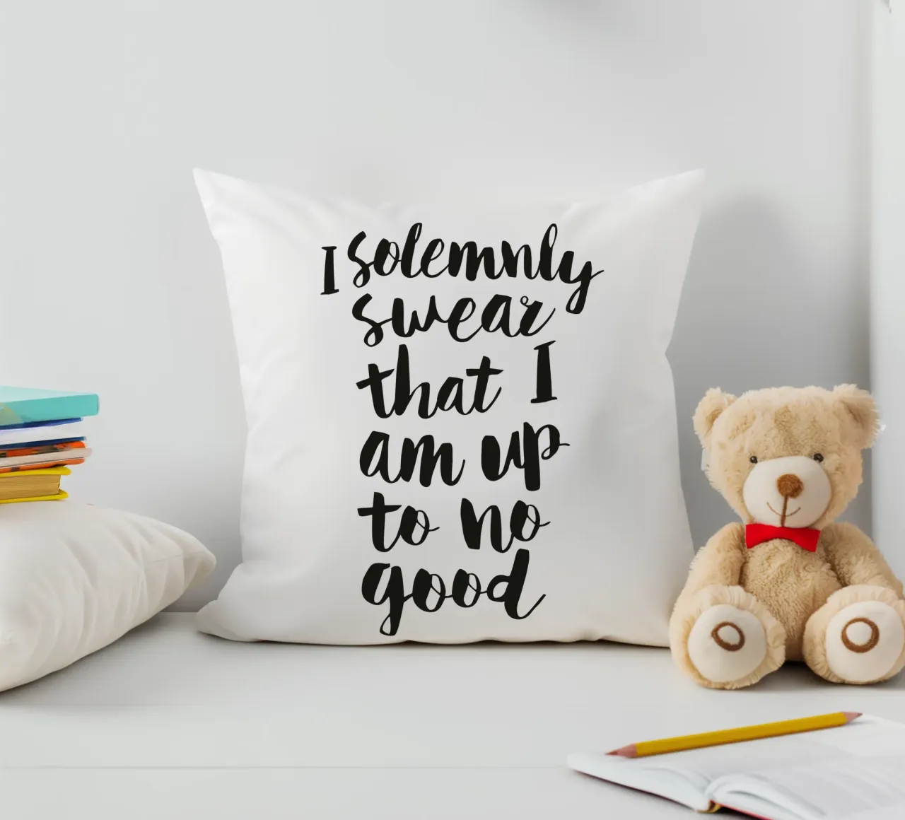 Giuro solennemente che non sto combinando nulla di buono cuscino da THE MOTIVATED TYPE