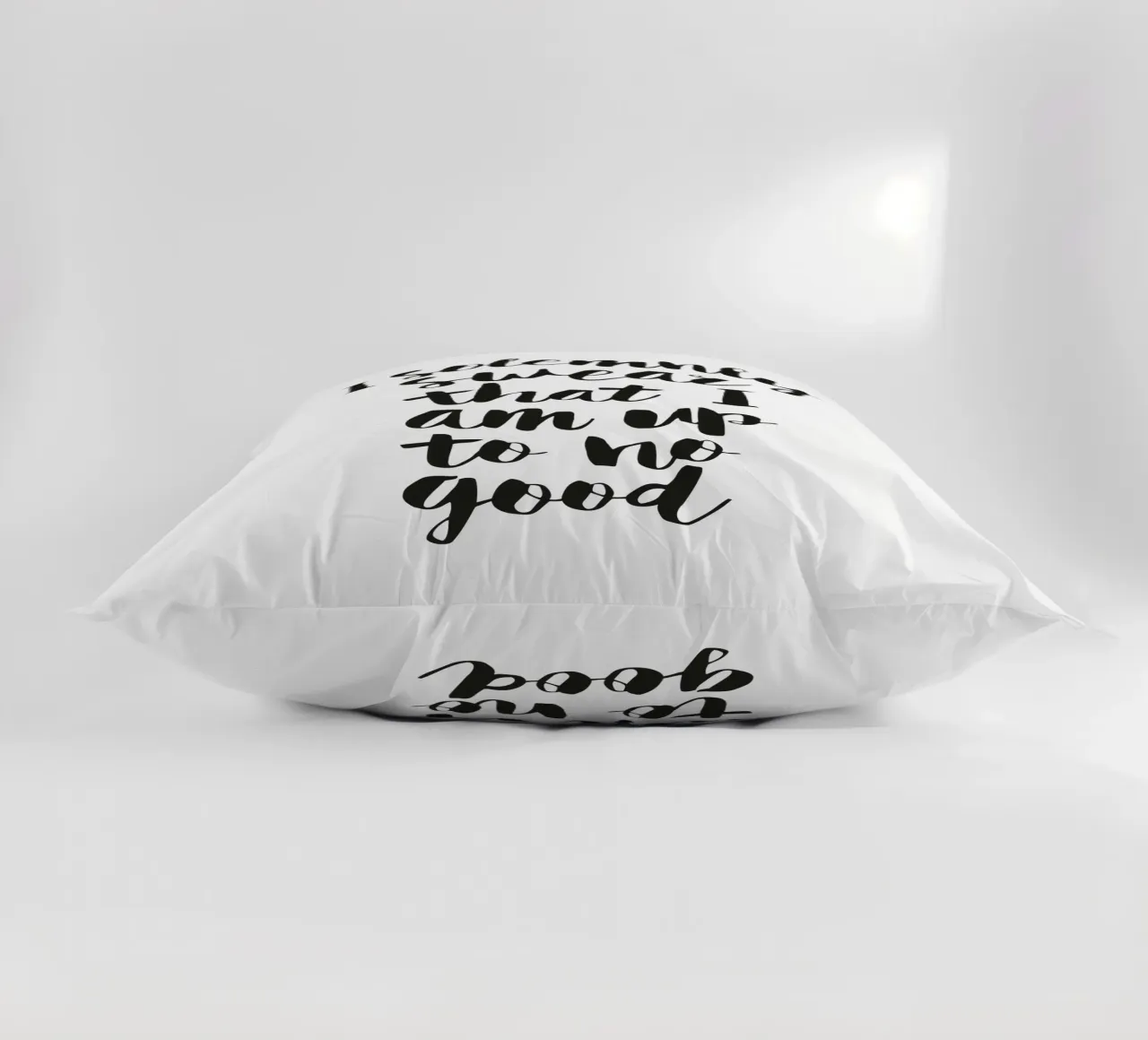 Giuro solennemente che non sto combinando nulla di buono cuscino da THE MOTIVATED TYPE