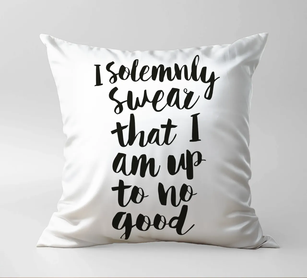 Giuro solennemente che non sto combinando nulla di buono cuscino da THE MOTIVATED TYPE