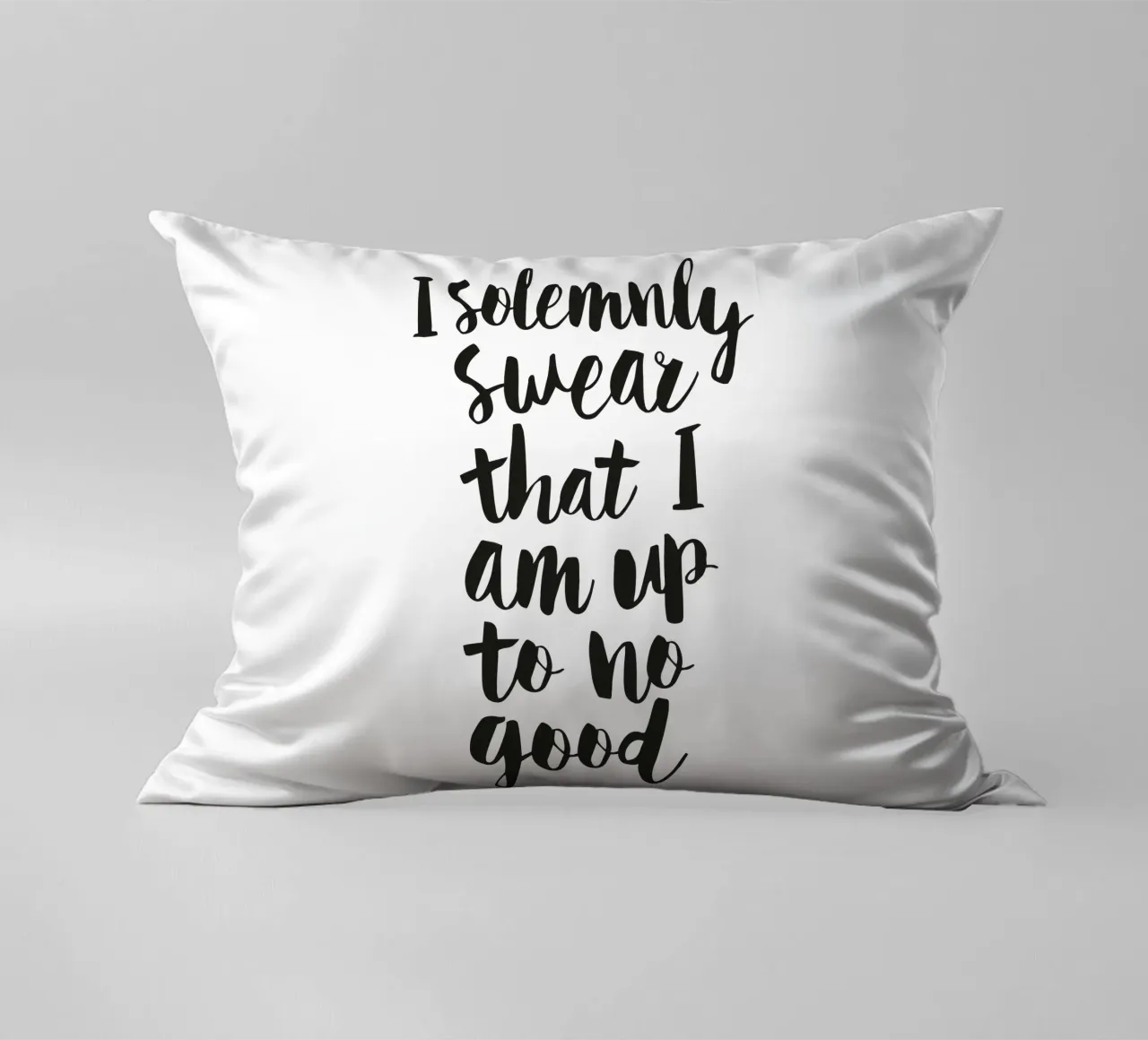 Giuro solennemente che non sto combinando nulla di buono cuscino da THE MOTIVATED TYPE