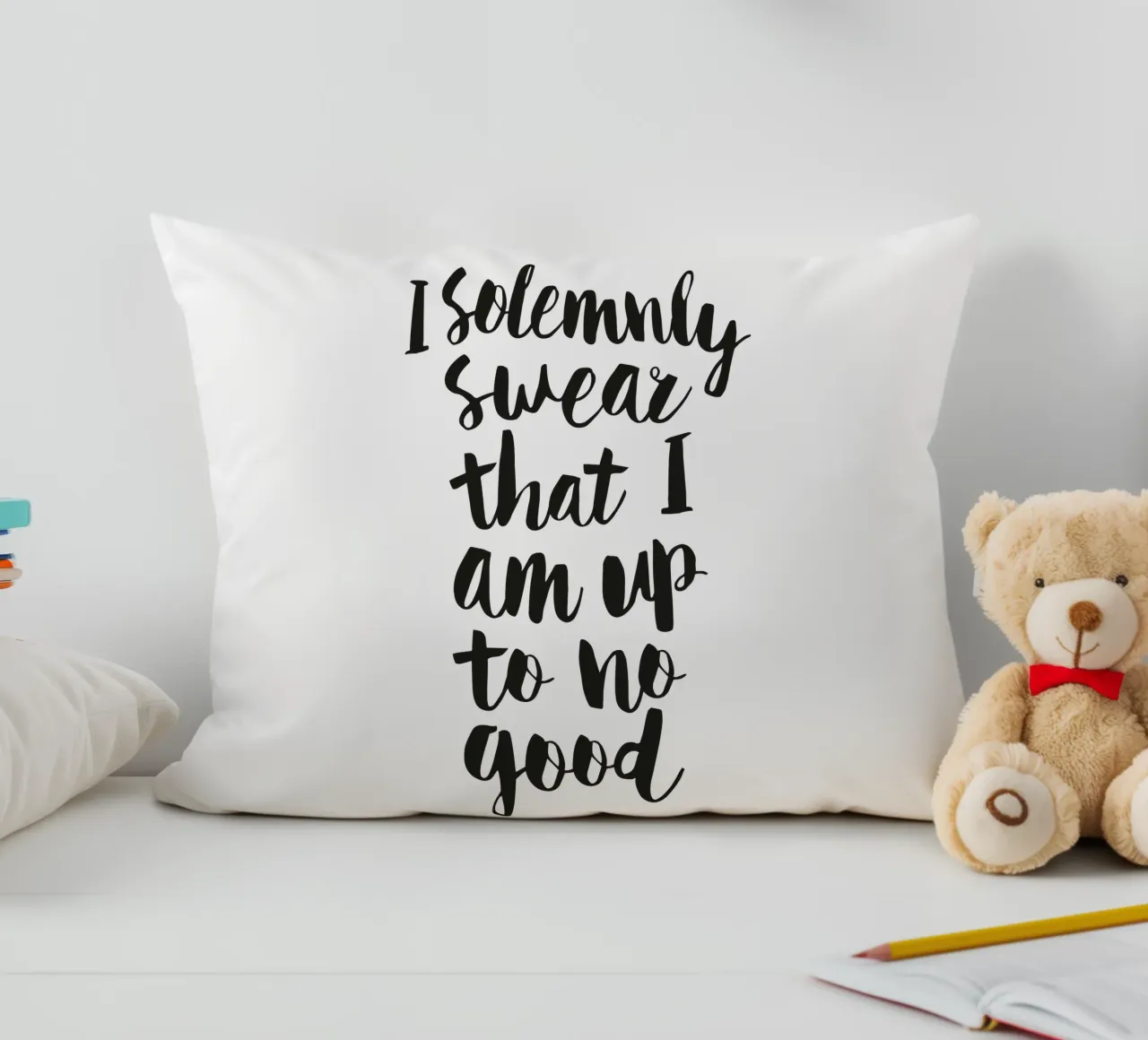 Giuro solennemente che non sto combinando nulla di buono cuscino da THE MOTIVATED TYPE