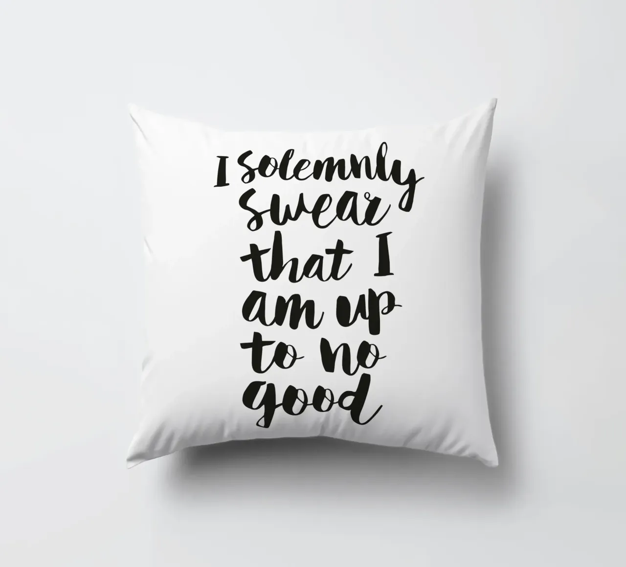 Giuro solennemente che non sto combinando nulla di buono cuscino da THE MOTIVATED TYPE