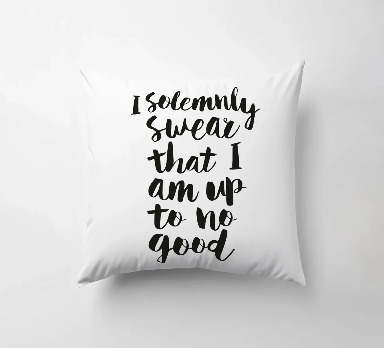 Giuro solennemente che non sto combinando nulla di buono cuscino da THE MOTIVATED TYPE