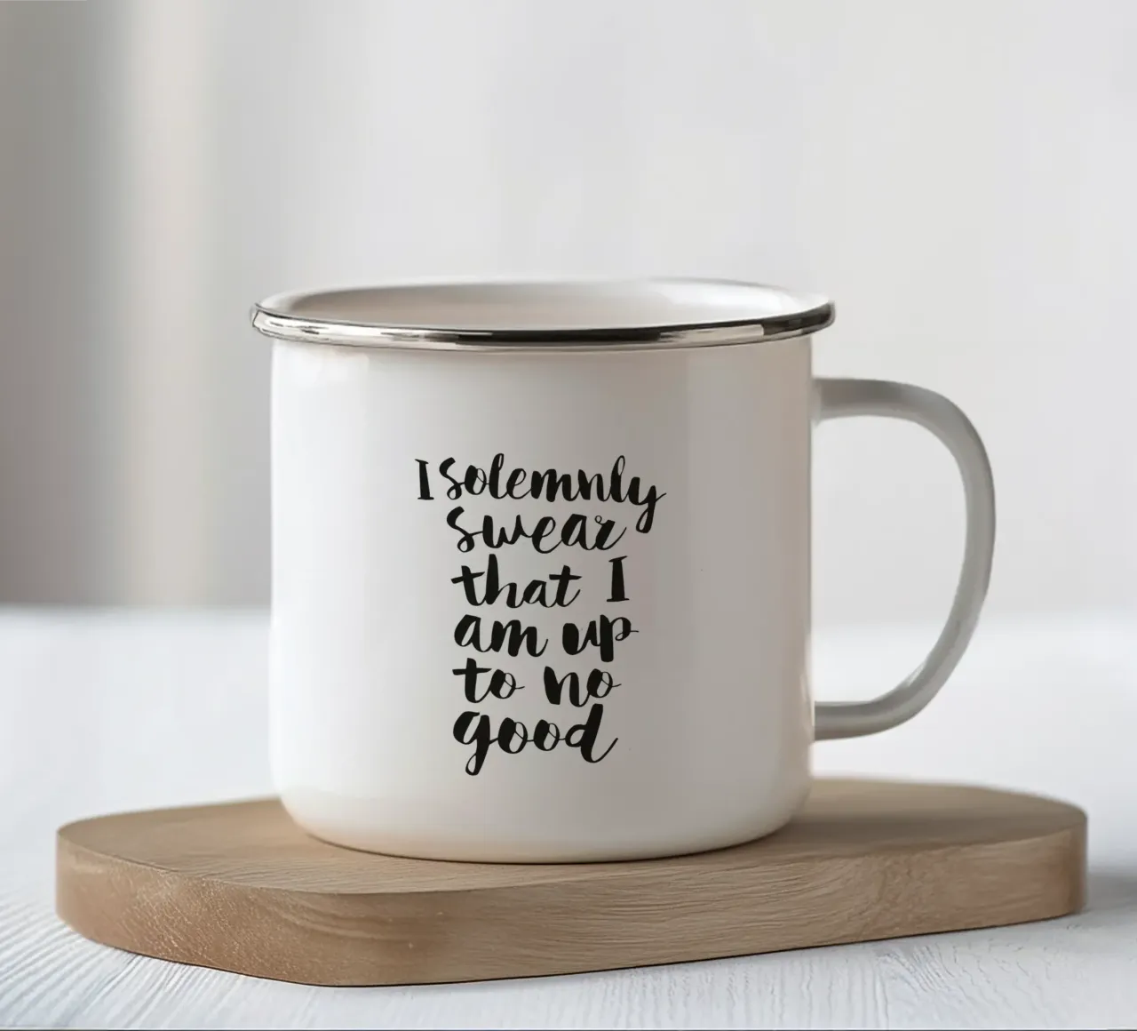 Giuro solennemente che non sto combinando nulla di buono tazza in smalto da THE MOTIVATED TYPE