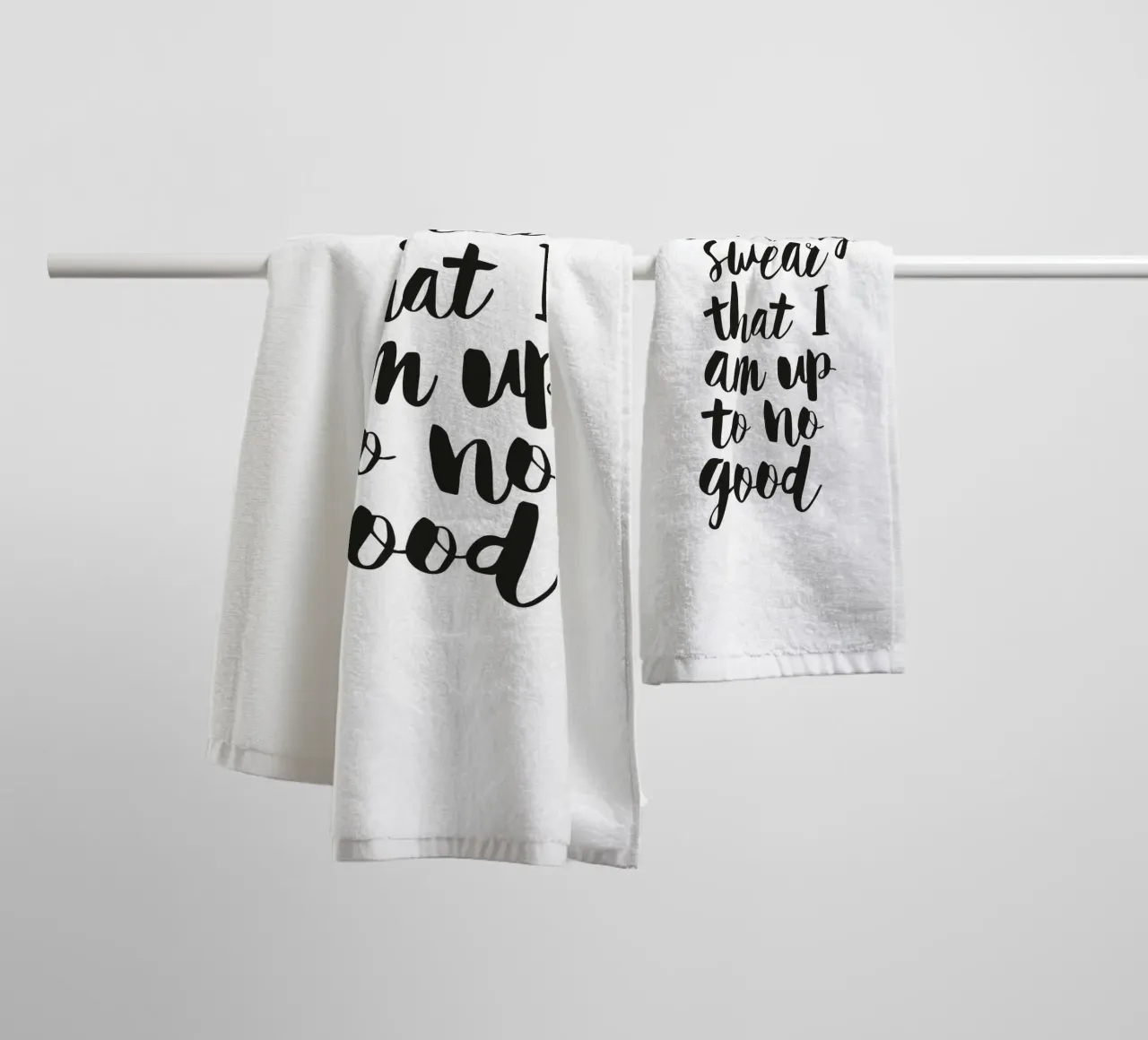 Giuro solennemente che non sto combinando nulla di buono asciugamano da bagno da THE MOTIVATED TYPE