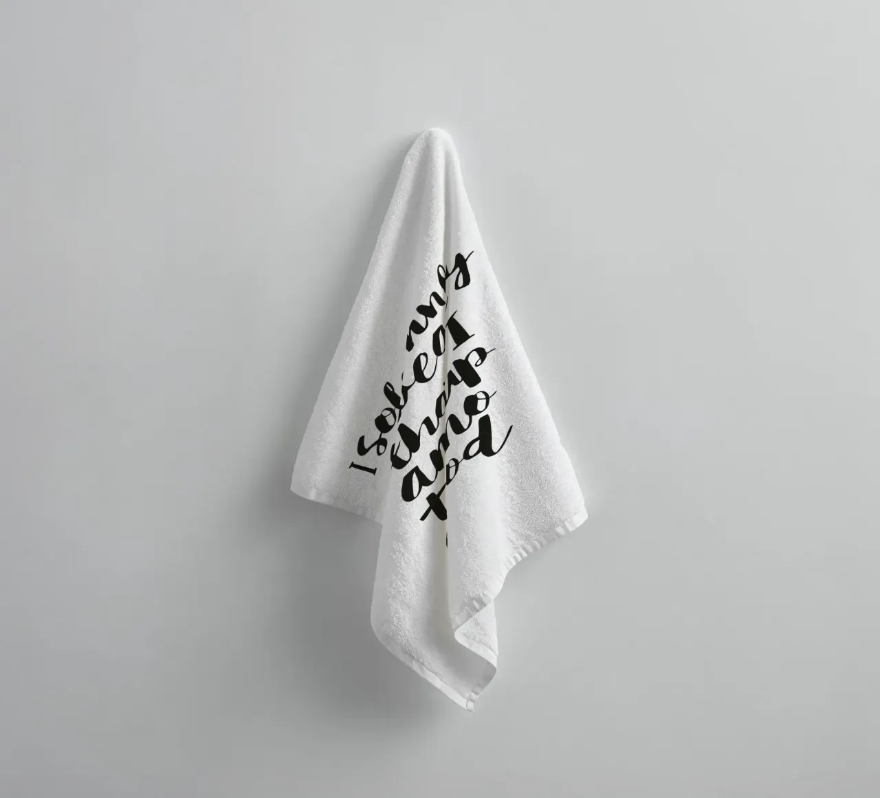 Giuro solennemente che non sto combinando nulla di buono asciugamano da bagno da THE MOTIVATED TYPE