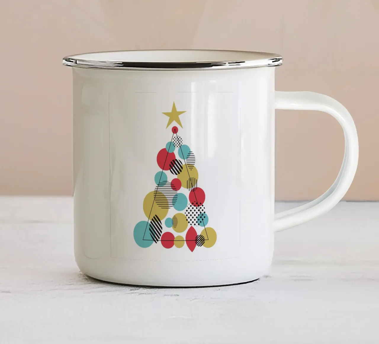 Albero di Natale geometrico tazza in smalto da Kim Hubball Studio