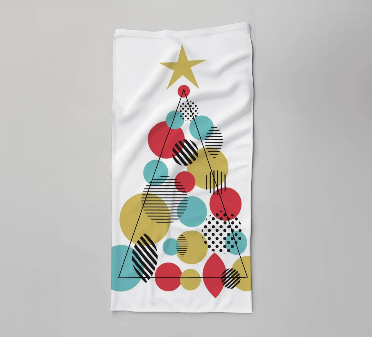Albero di Natale geometrico asciugamano da bagno da Kim Hubball Studio