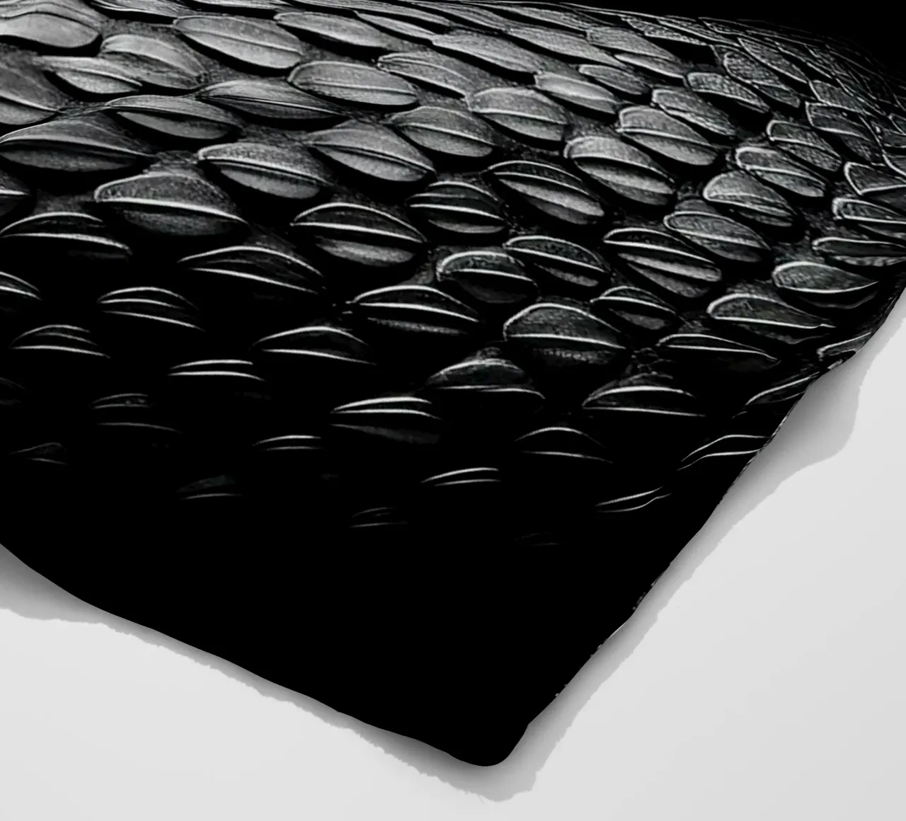 Serpente coperta in pile da Nikis Art Studio