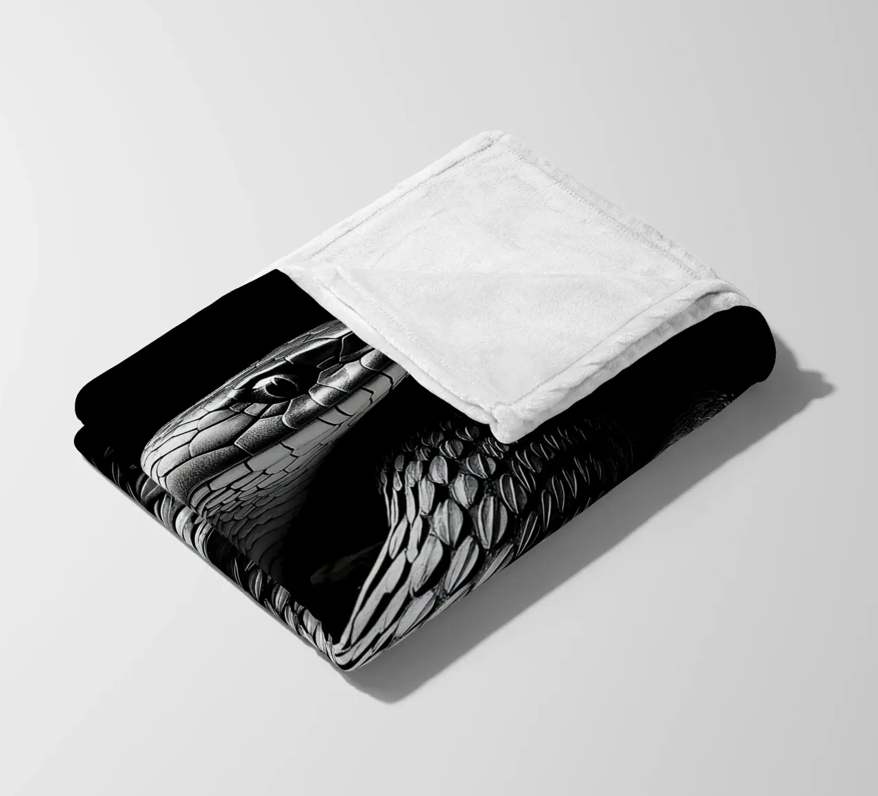 Serpente coperta in pile da Nikis Art Studio
