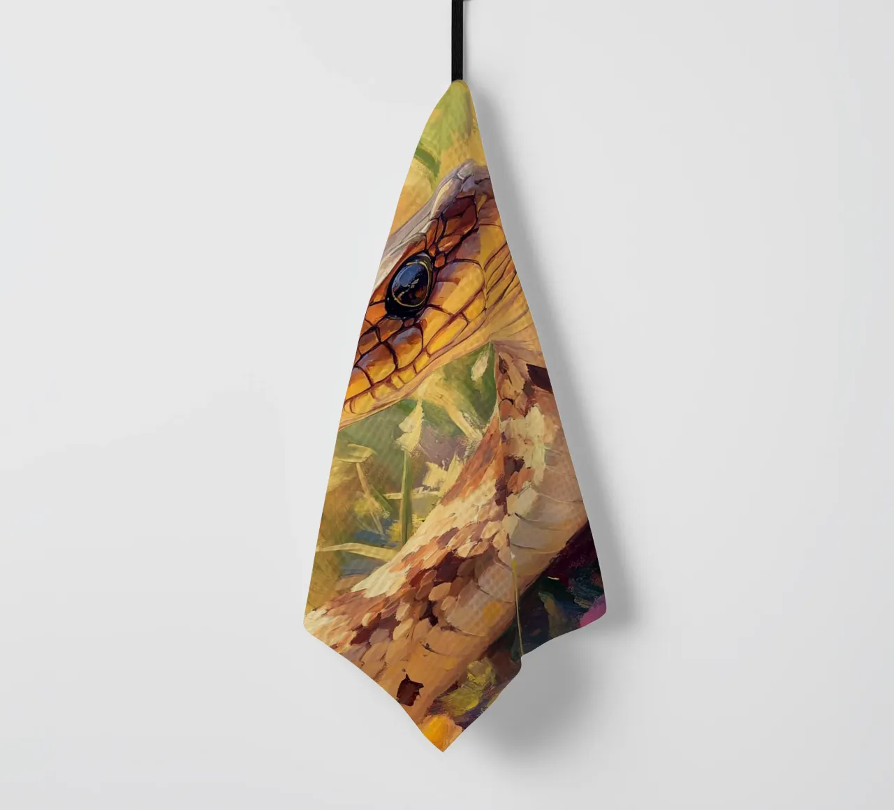 Caché dans la jungle : l'œil du chasseur silencieux torchon de Nikis Art Studio
