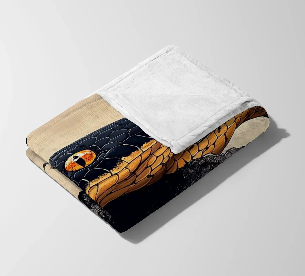 Serpente coperta in pile da Nikis Art Studio