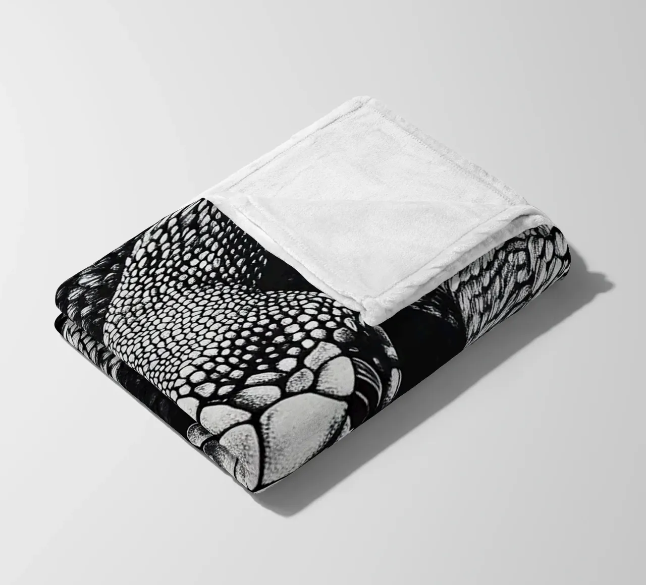 Serpente coperta in pile da Nikis Art Studio