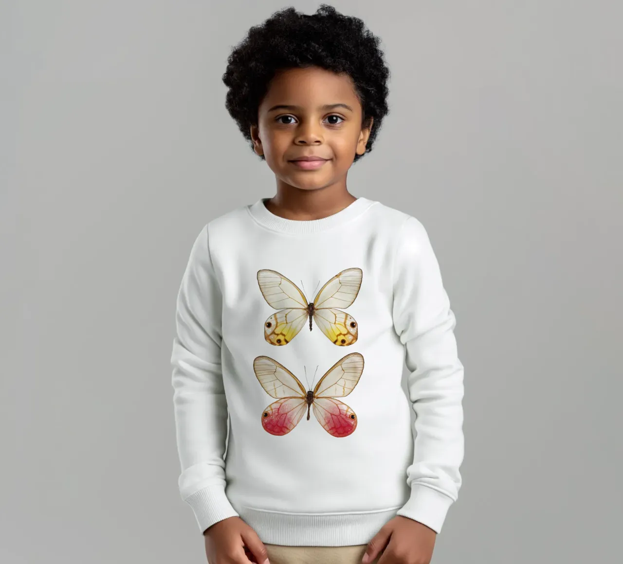 Zachte elegantie: Gele en roze vlinder kinder sweatshirt van Curious Collections by Marielle Leenders