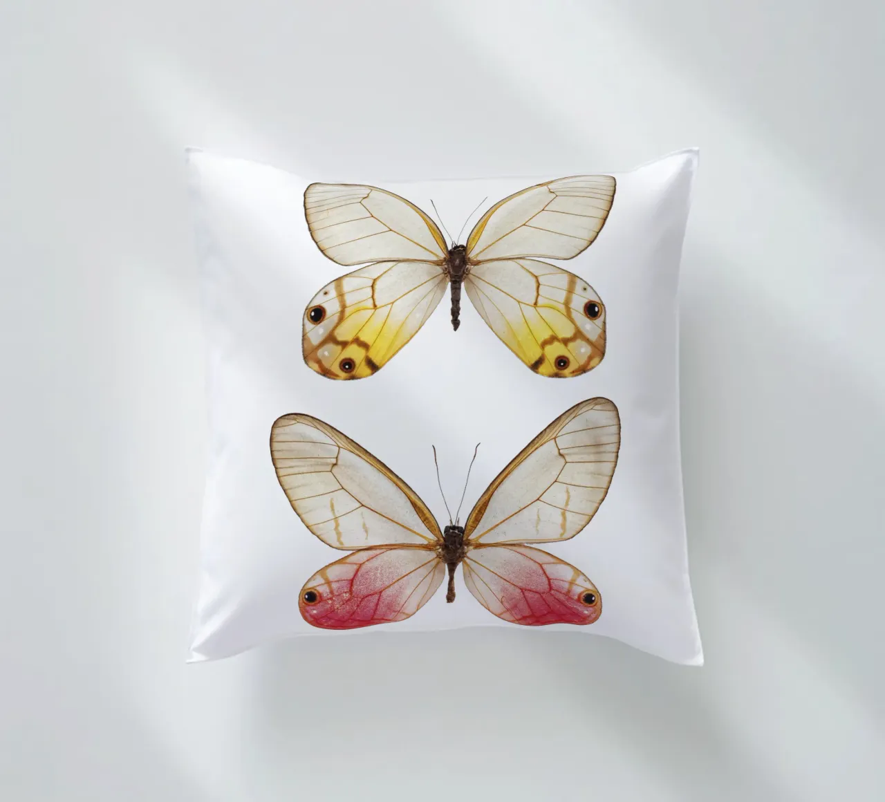 Élégance douce : Papillon jaune et rose coussin de Curious Collections by Marielle Leenders