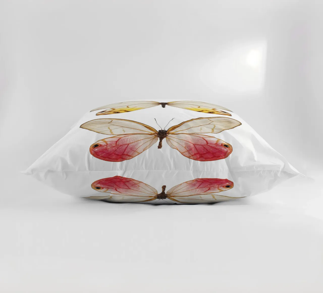 Élégance douce : Papillon jaune et rose coussin de Curious Collections by Marielle Leenders