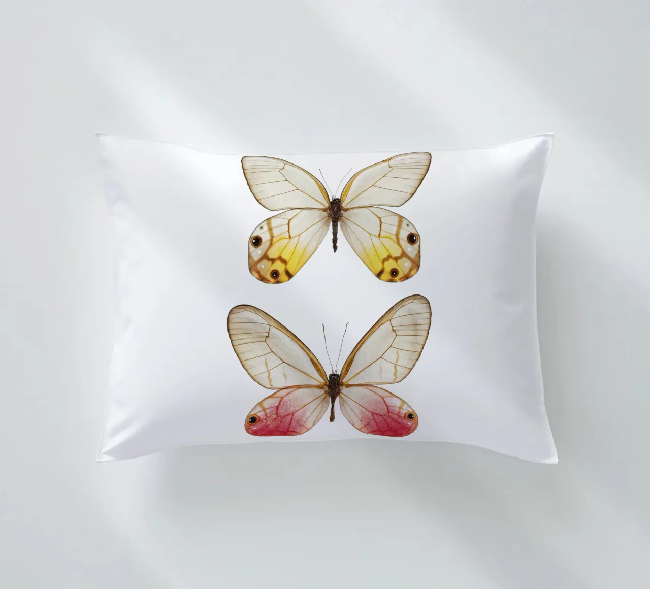 Élégance douce : Papillon jaune et rose coussin de Curious Collections by Marielle Leenders