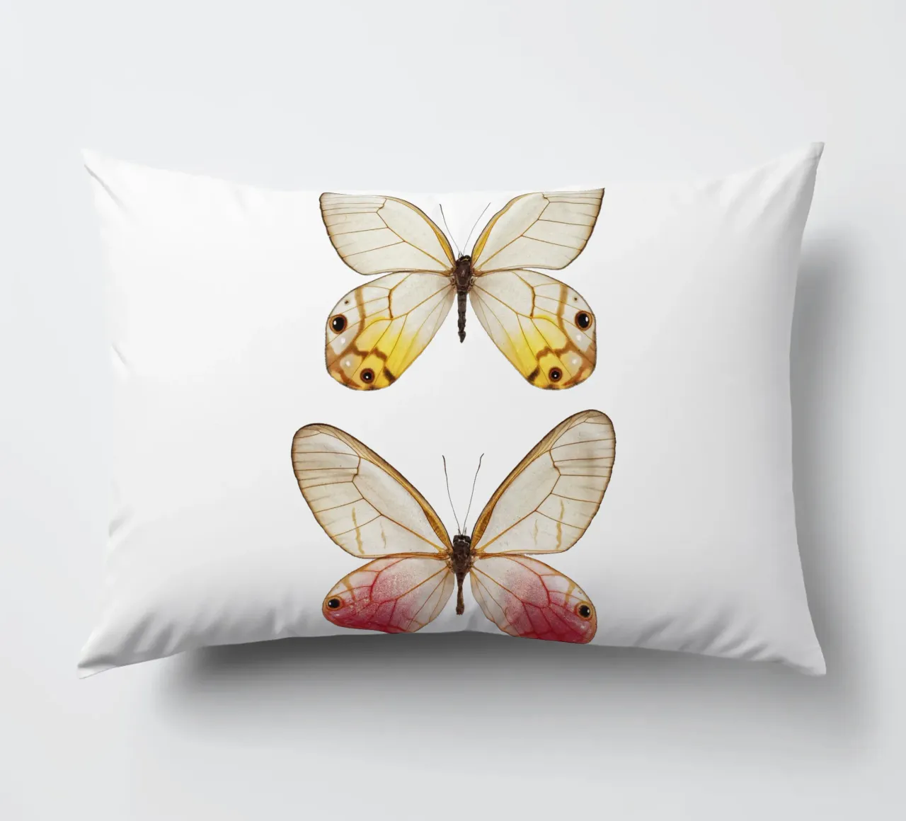 Élégance douce : Papillon jaune et rose coussin de Curious Collections by Marielle Leenders