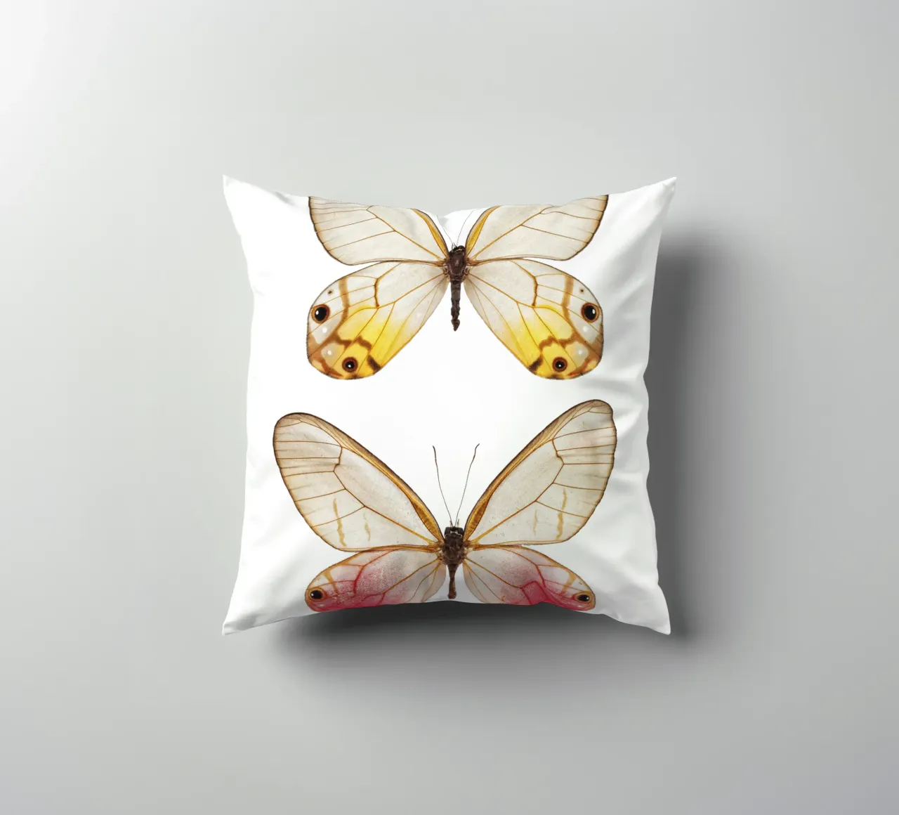 Élégance douce : Papillon jaune et rose coussin de Curious Collections by Marielle Leenders