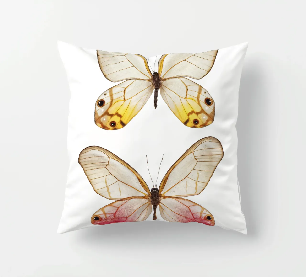 Élégance douce : Papillon jaune et rose coussin de Curious Collections by Marielle Leenders