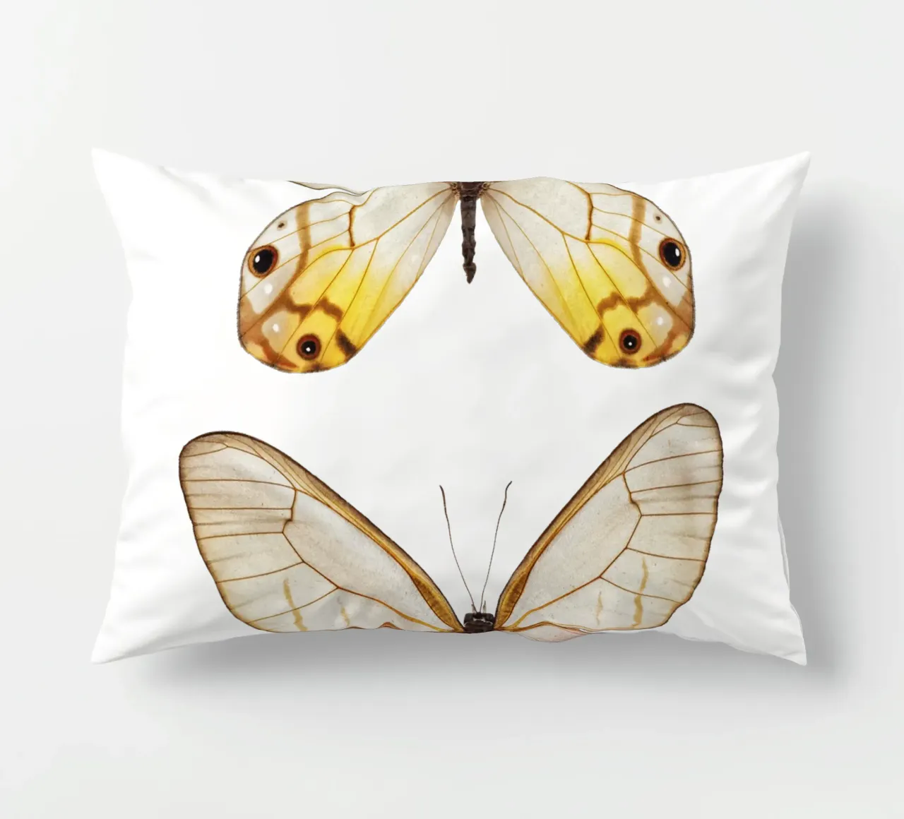 Élégance douce : Papillon jaune et rose coussin de Curious Collections by Marielle Leenders