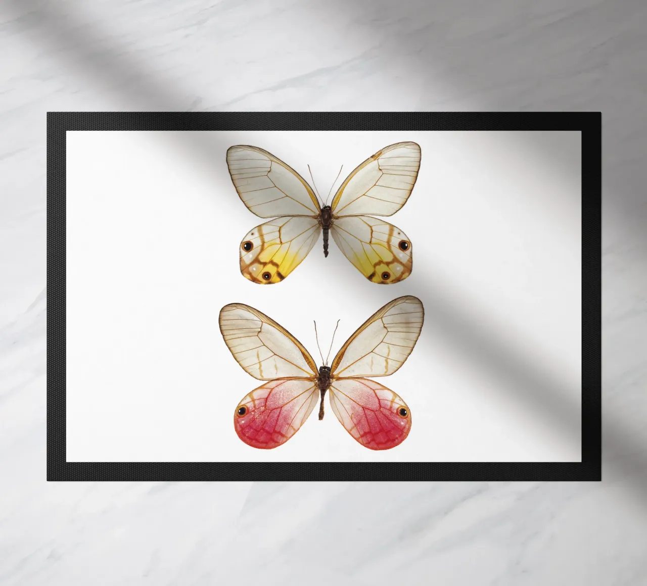 Élégance douce : Papillon jaune et rose paillasson de Curious Collections by Marielle Leenders