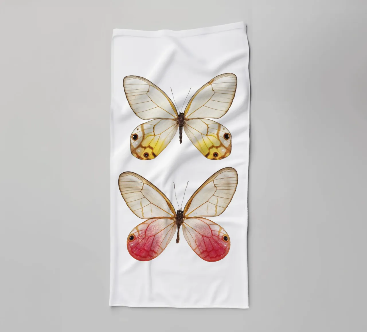 Élégance douce : Papillon jaune et rose serviette de bain de Curious Collections by Marielle Leenders