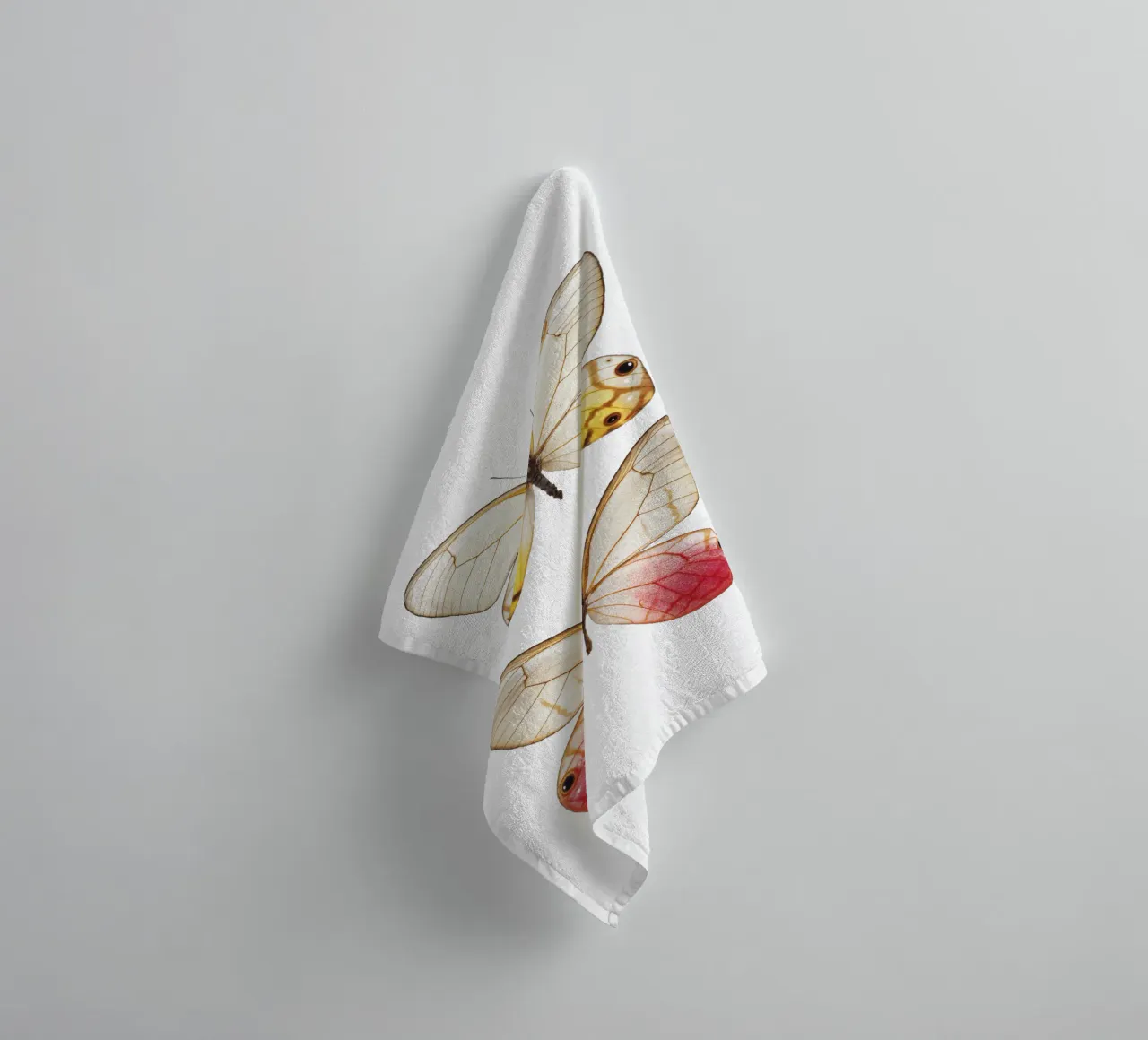 Élégance douce : Papillon jaune et rose serviette de bain de Curious Collections by Marielle Leenders