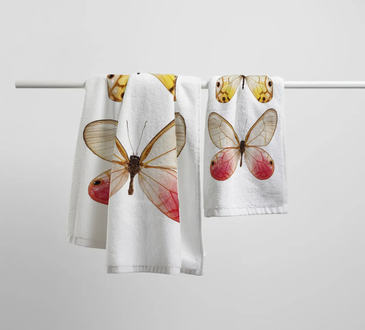 Élégance douce : Papillon jaune et rose serviette de bain de Curious Collections by Marielle Leenders