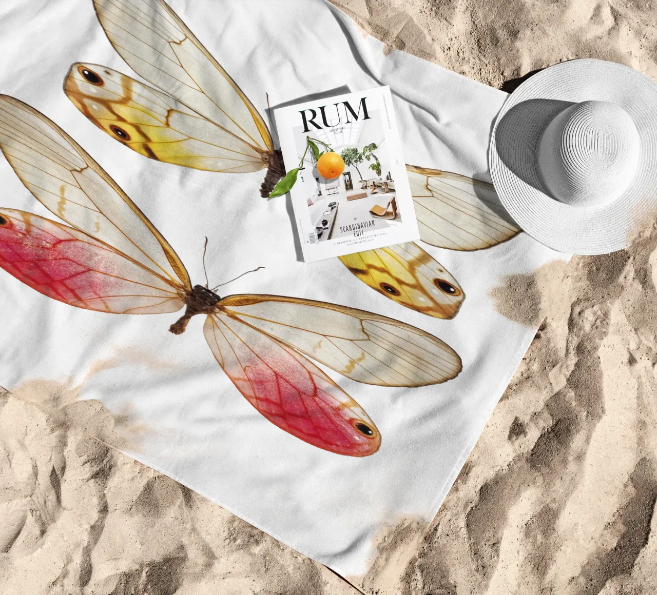 Élégance douce : Papillon jaune et rose serviette de plage de Curious Collections by Marielle Leenders