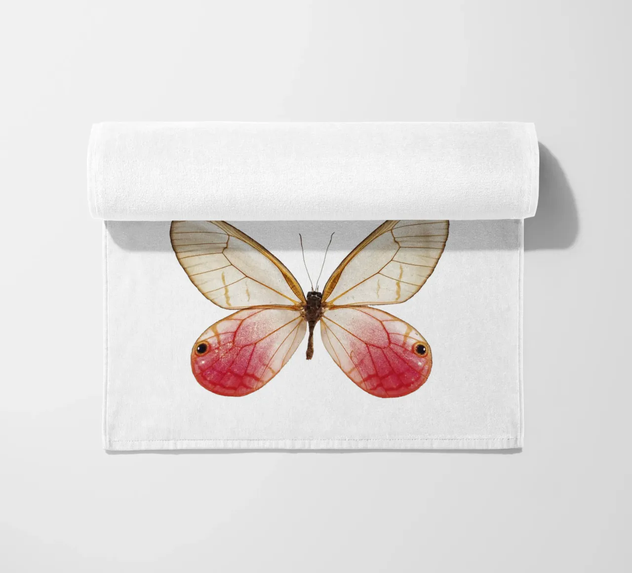 Élégance douce : Papillon jaune et rose serviette de plage de Curious Collections by Marielle Leenders