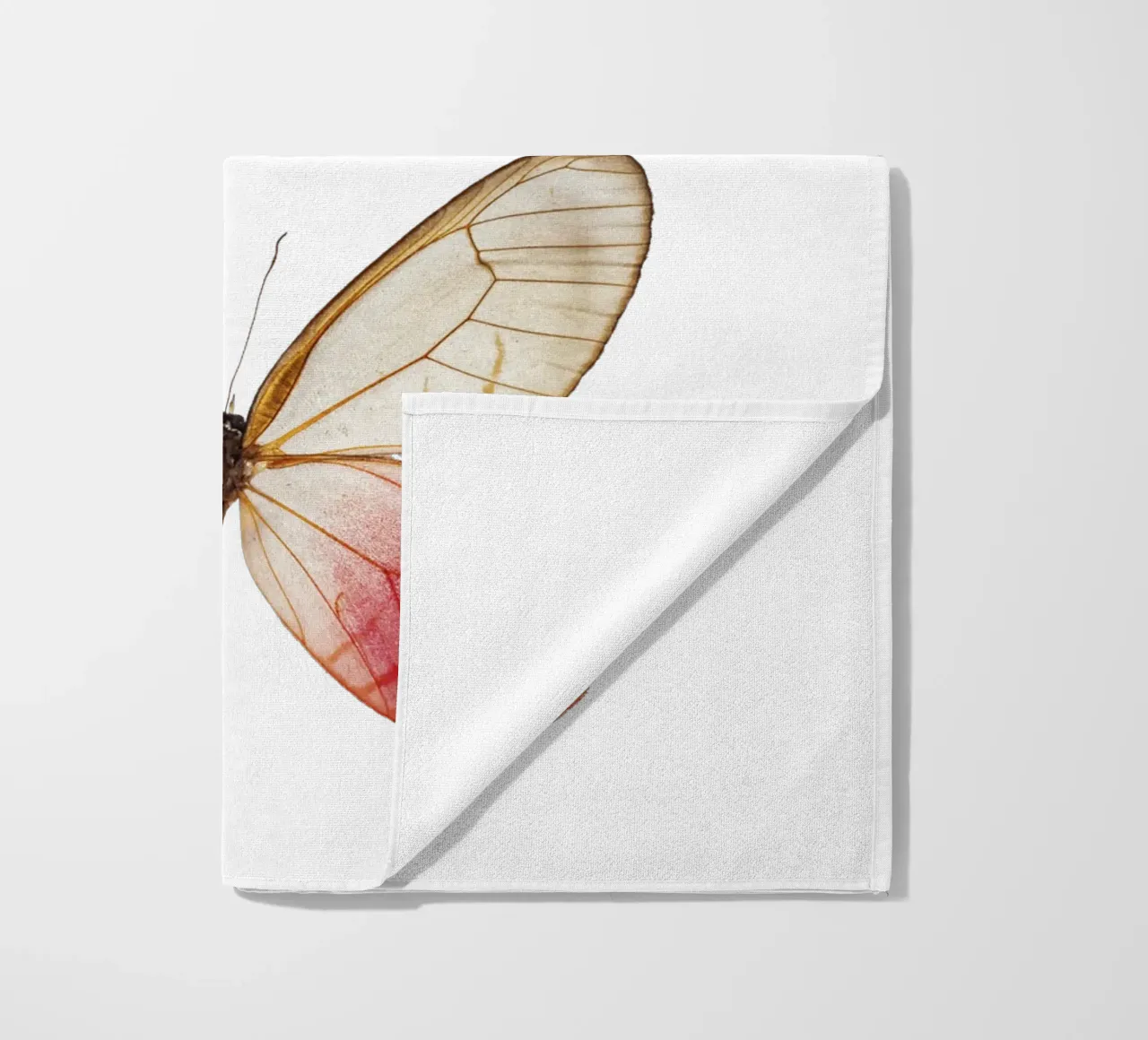 Élégance douce : Papillon jaune et rose serviette de plage de Curious Collections by Marielle Leenders