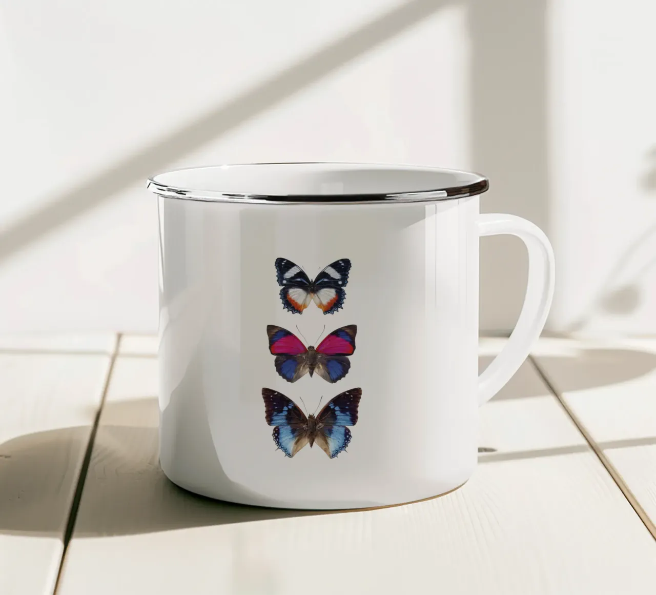 Harmonie in de vlucht: Drie vlinders emaille mok van Curious Collections by Marielle Leenders