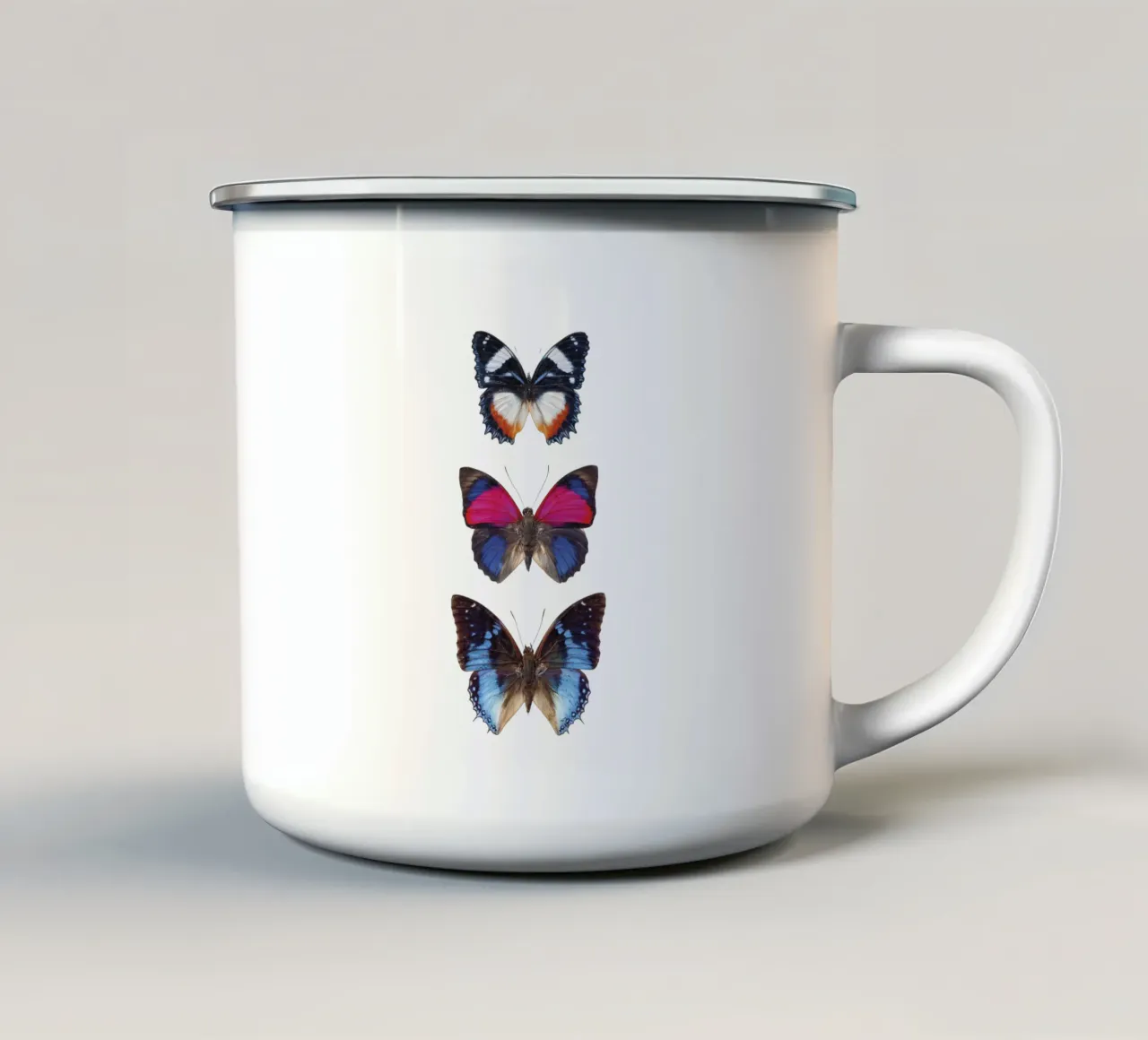 Harmonie in de vlucht: Drie vlinders emaille mok van Curious Collections by Marielle Leenders