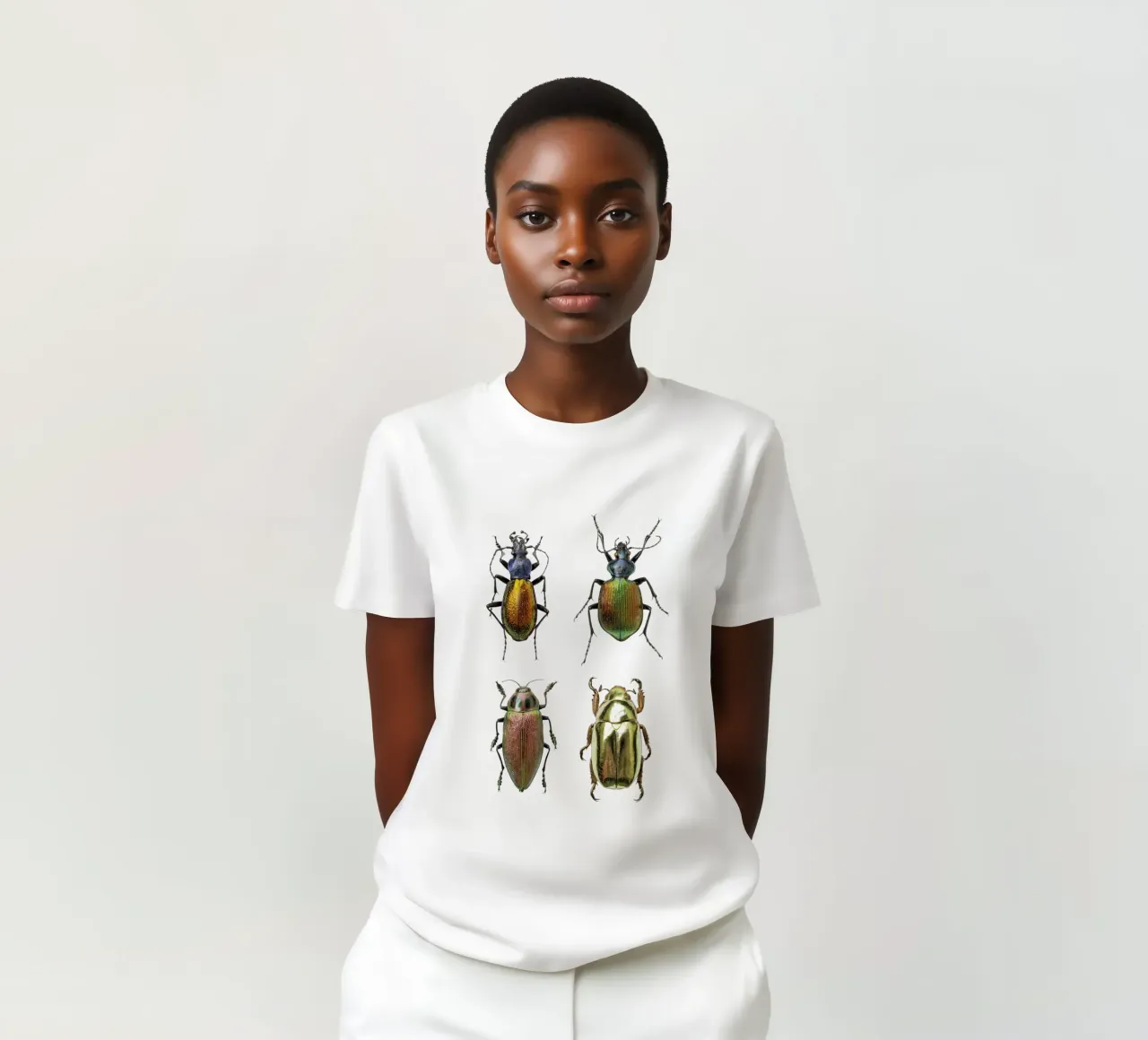 Schimmernde Juwelen: Vier schimmernde Käfer T-Shirt von Curious Collections by Marielle Leenders