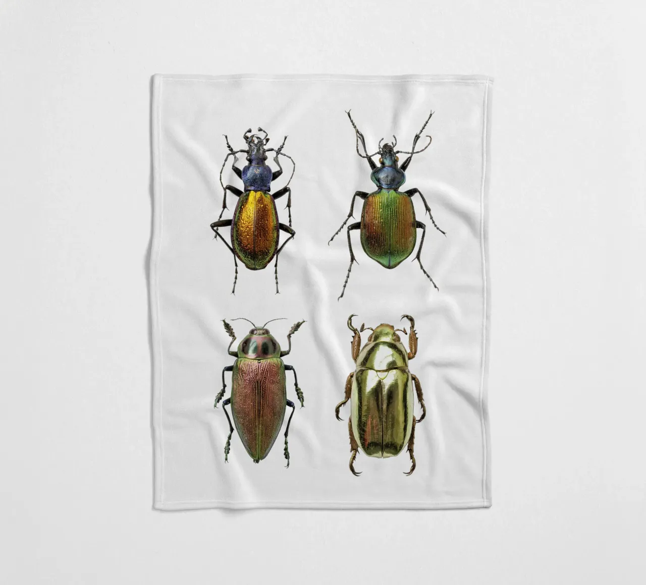Schimmernde Juwelen: Vier schimmernde Käfer Fleecedecke von Curious Collections by Marielle Leenders