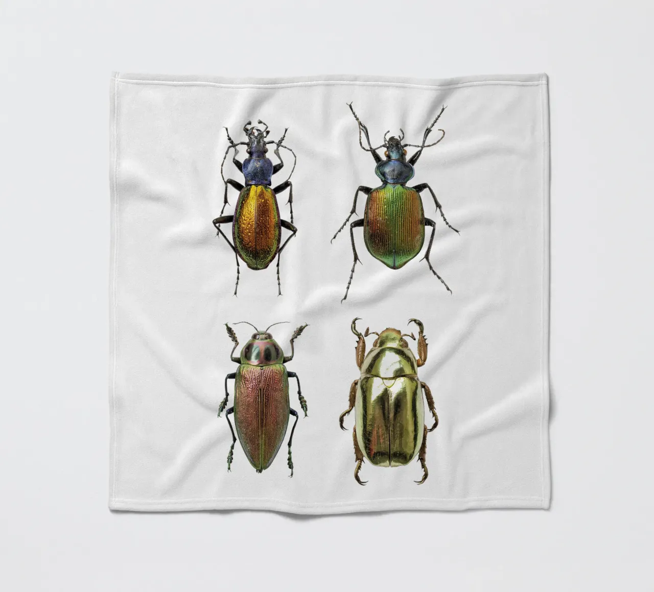 Schimmernde Juwelen: Vier schimmernde Käfer Fleecedecke von Curious Collections by Marielle Leenders