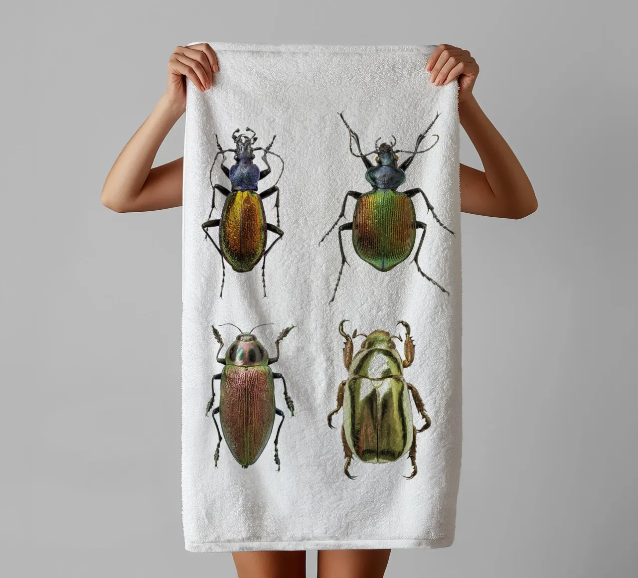 Schimmernde Juwelen: Vier schimmernde Käfer Handtuch von Curious Collections by Marielle Leenders