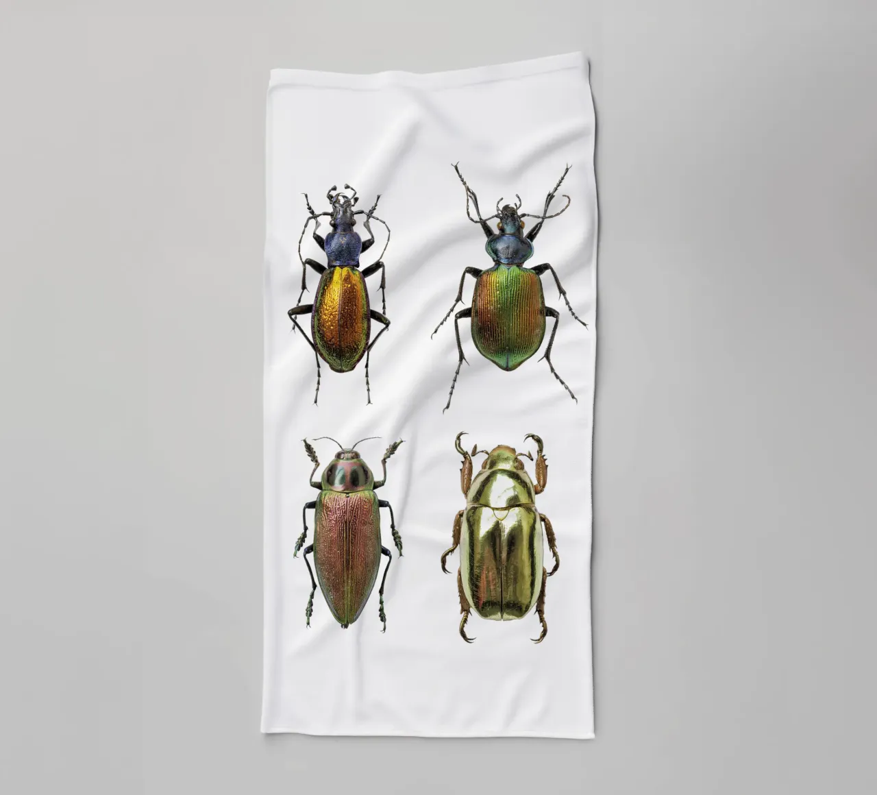 Schimmernde Juwelen: Vier schimmernde Käfer Handtuch von Curious Collections by Marielle Leenders