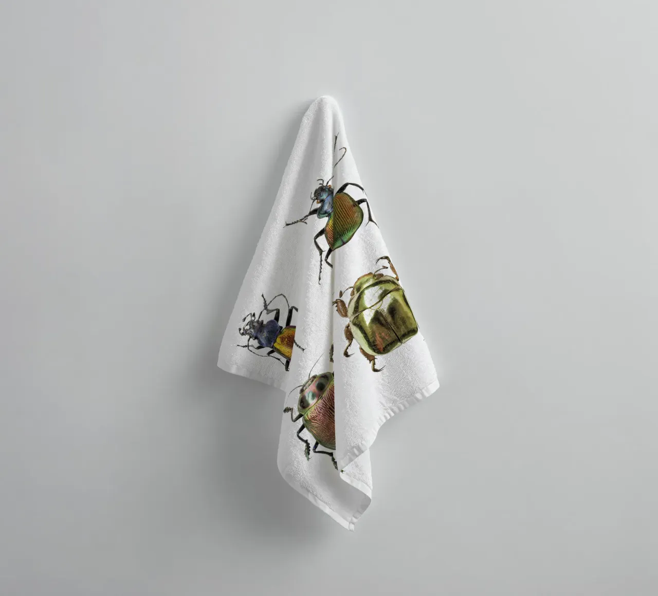 Schimmernde Juwelen: Vier schimmernde Käfer Handtuch von Curious Collections by Marielle Leenders