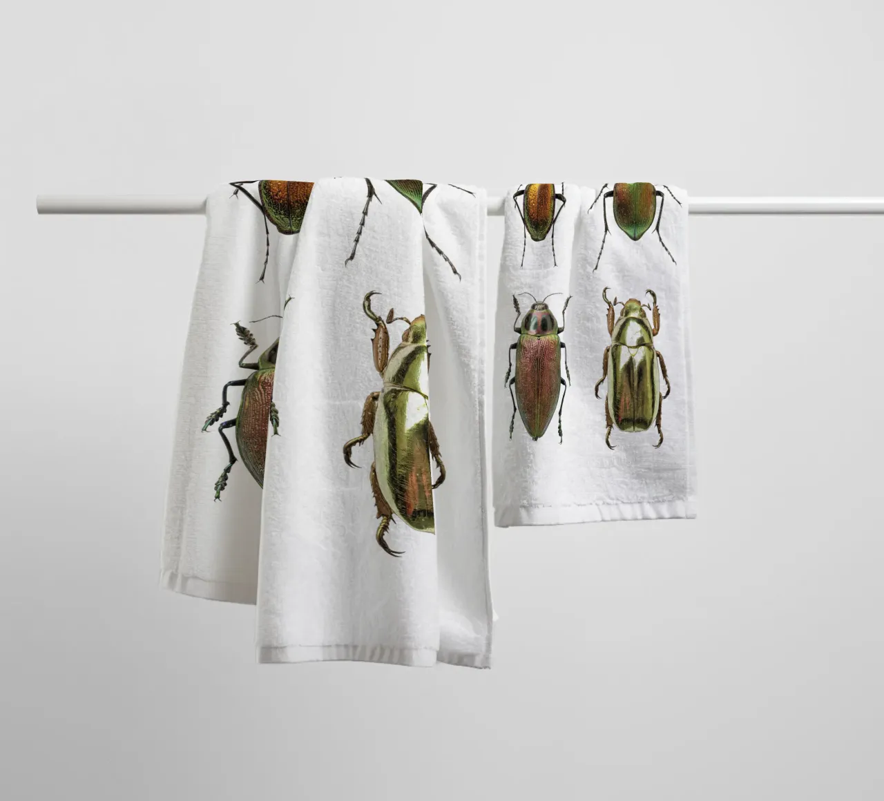 Schimmernde Juwelen: Vier schimmernde Käfer Handtuch von Curious Collections by Marielle Leenders