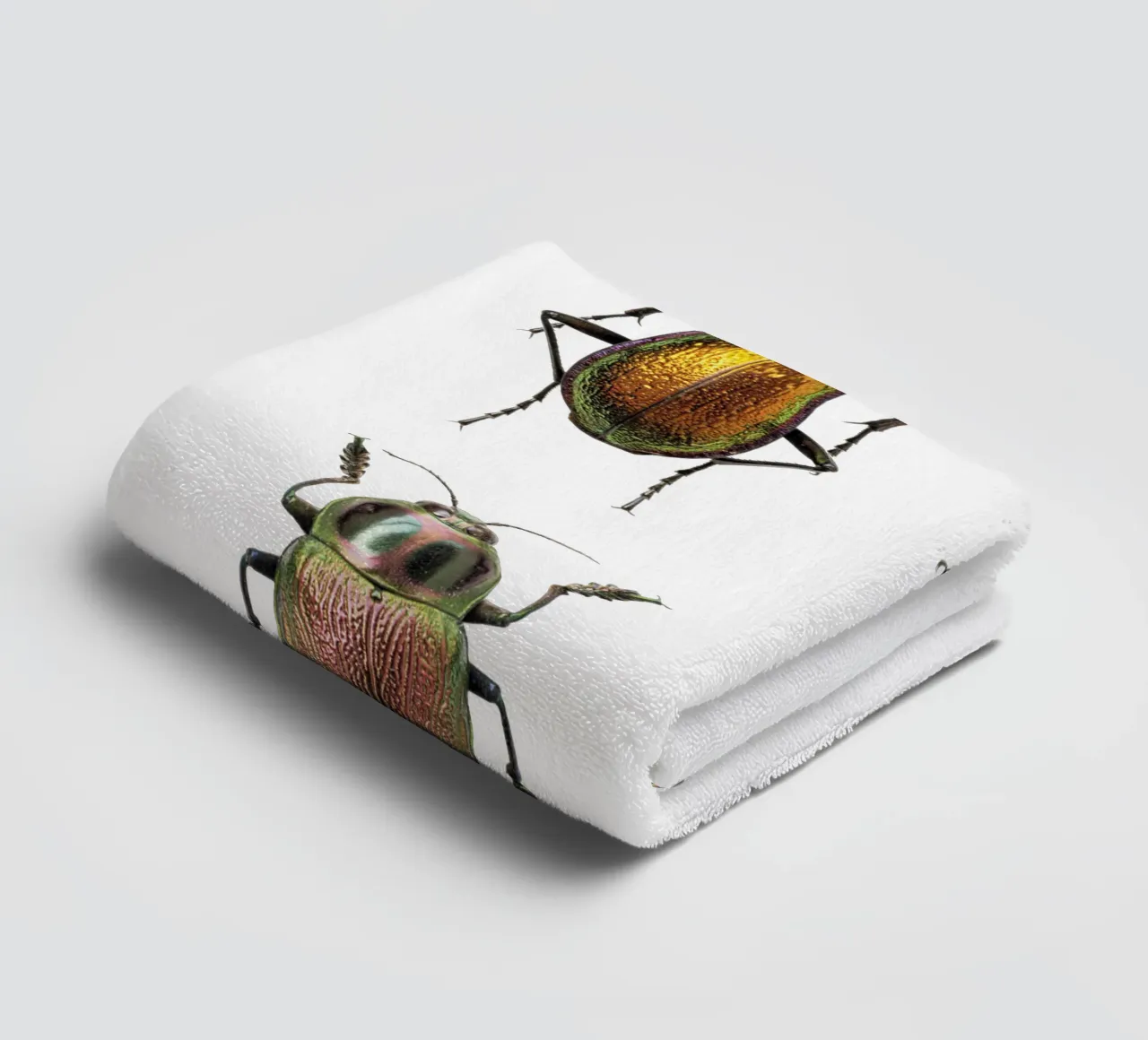 Schimmernde Juwelen: Vier schimmernde Käfer Handtuch von Curious Collections by Marielle Leenders